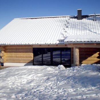 Naturstammhaus im Winter von eb Haus