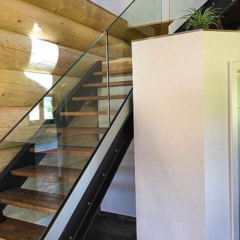 Blockhaus Treppe mit Glas Geländer
