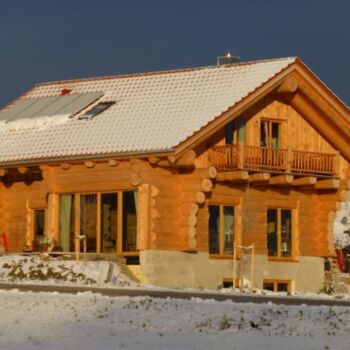 Außenansicht Holzhaus im Winter